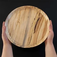 دیس چوبی گرد قطر نمای در دست
