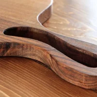 تخته سرو چوبی طرح دفرمه نمای نزدیک از دسته