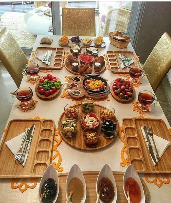 تزیین میز غذا خوری با ظروف چوبی 